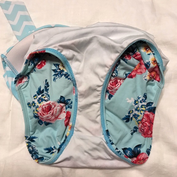One-piece Halter Swimsuit - Picture 4 of 4